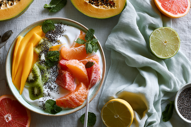 Tropical Fruit Yogurt Bowl: A Sunlit Healthy Breakfast