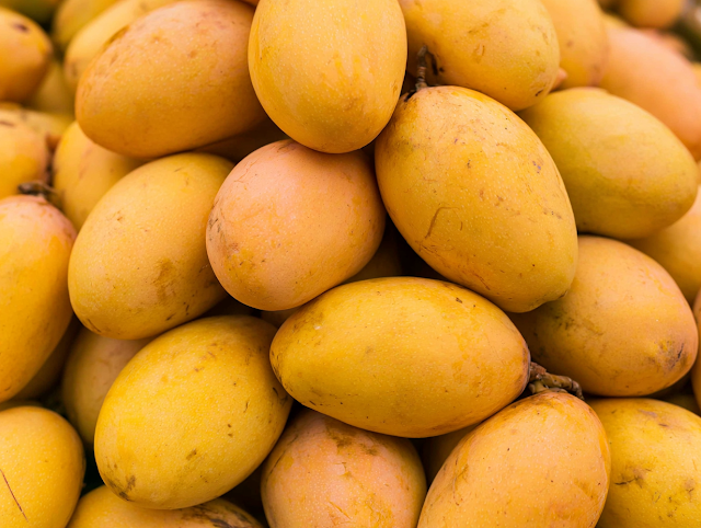 Vibrant Pile of Ripe Yellow Mangoes at Market